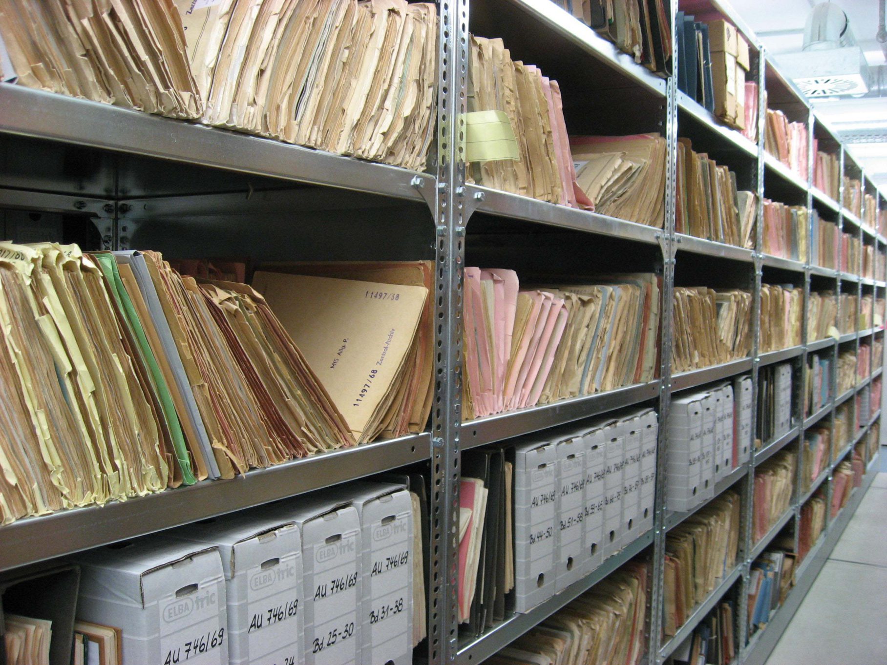 archivador con documentos
