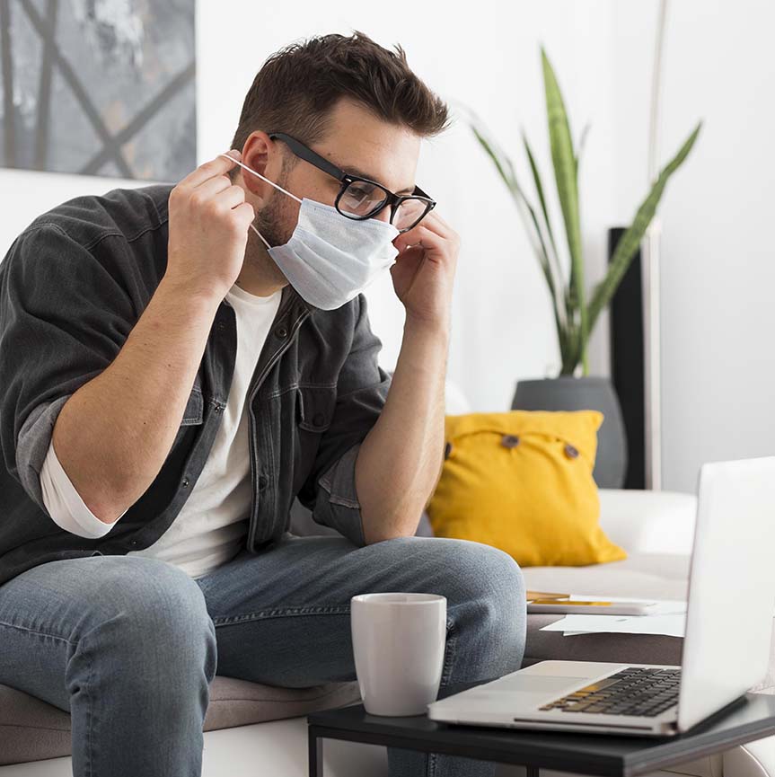 hombre en teletrabajo con protección